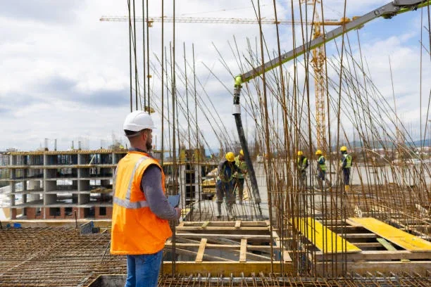 Специалист на строительном объекте